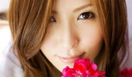 椎名由奈视频,魅力四溢的日本女神，视频中的惊艳瞬间